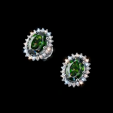 Пусеты из белого золота с хромдиопсидами и бриллиантами