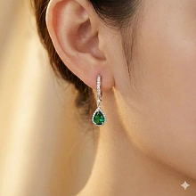 Серьги из белого золота с и изумрудами и бриллиантами