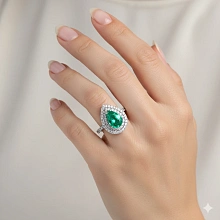 Кольцо из белого золота с изумрудом и бриллиантами