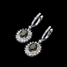 Серьги из белого золота с хромдиопсидами и бриллиантами