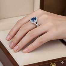 Кольцо из белого золота с сапфиром и бриллиантами