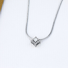 Классическая подвеска из белого золота с бриллиантами