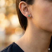 Пусеты из белого золота с изумрудами