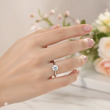 Классическое кольцо из белого золота с бриллиантом