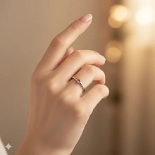 Классическое кольцо из серебра с гранатом