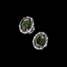 Пусеты из белого золота с хромдиопсидами и бриллиантами