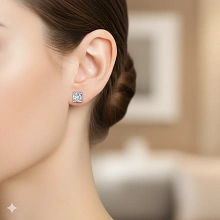 Пусеты из белого золота с бриллиантом