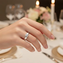 Кольцо из белого золота с бриллиантом