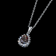 Подвеска из белого золота с гранатом и бриллиантами