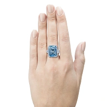 Кольцо из белого золота с топазом и бриллиантами