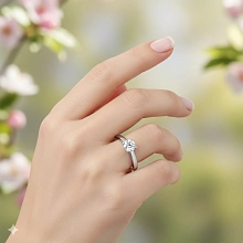 Классическое кольцо из белого золота с бриллиантом выращенным