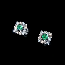 Пусеты из серебра с изумрудами и бриллиантами