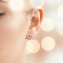 Пусеты из белого золота с бриллиантом