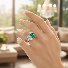 Кольцо из белого золота с изумрудом и бриллиантами