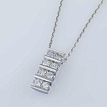 Классическая подвеска из белого золота c бриллиантами