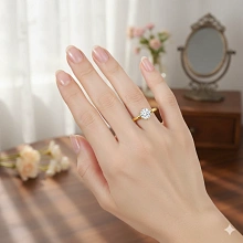 Помолвочное кольцо из желтого золота с бриллиантом