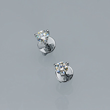 Пусеты из белого золота с бриллиантом