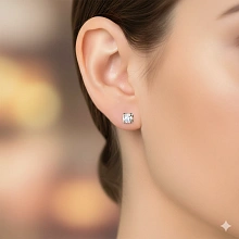 Пусеты из желтого золота с бриллиантом