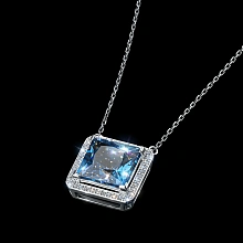 Колье из белого золота с топазом и бриллиантами