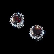 Пусеты из белого золота с гранатами и бриллиантами