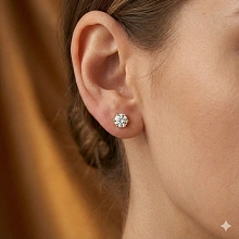 Пусеты из желтого золота с бриллиантом