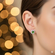 Пусеты из белого золота с хромдиопсидами и бриллиантами