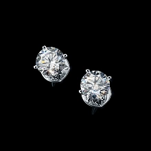 Пусеты из белого золота с бриллиантом