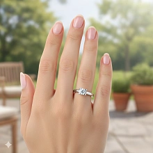 Помолвочное кольцо из белого золота с бриллиантом