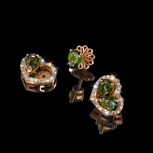 Пусеты из красного золота с и хромдиопсидами и бриллиантами