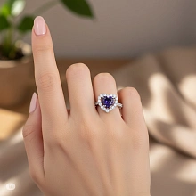 Кольцо из белого золота с сапфиром и бриллиантами