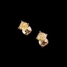 Пусеты из желтого золота с бриллиантом