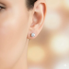 Пусеты из белого золота с бриллиантом