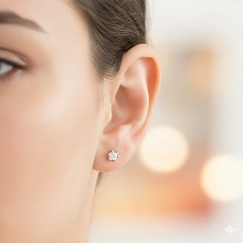 Пусеты из желтого золота с бриллиантом