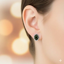 Пусеты из белого золота с хромдиопсидами и бриллиантами