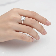 Помолвочное кольцо из белого золота с бриллиантом